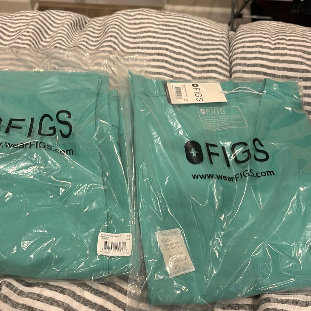 Figs xs set in surgical green yola pants and casma 3 pocket top